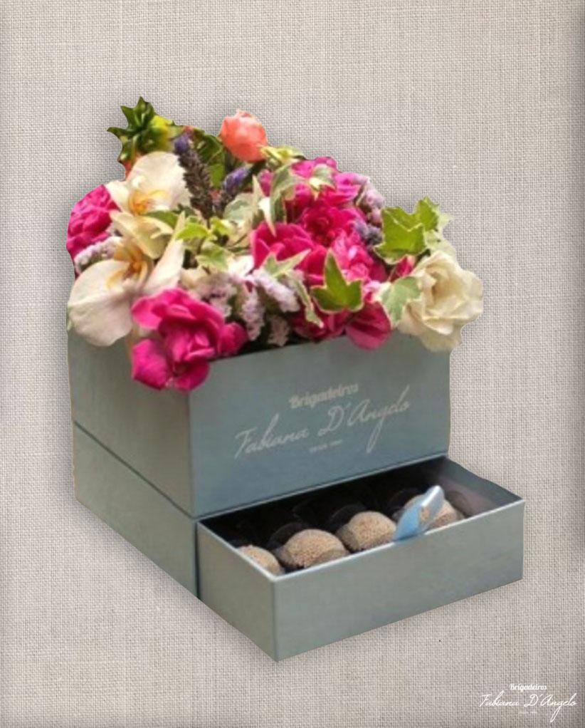Caixa Floral Azul com 16 brigadeiros