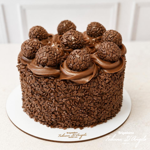 Bolo de brigadeiro com massa branca