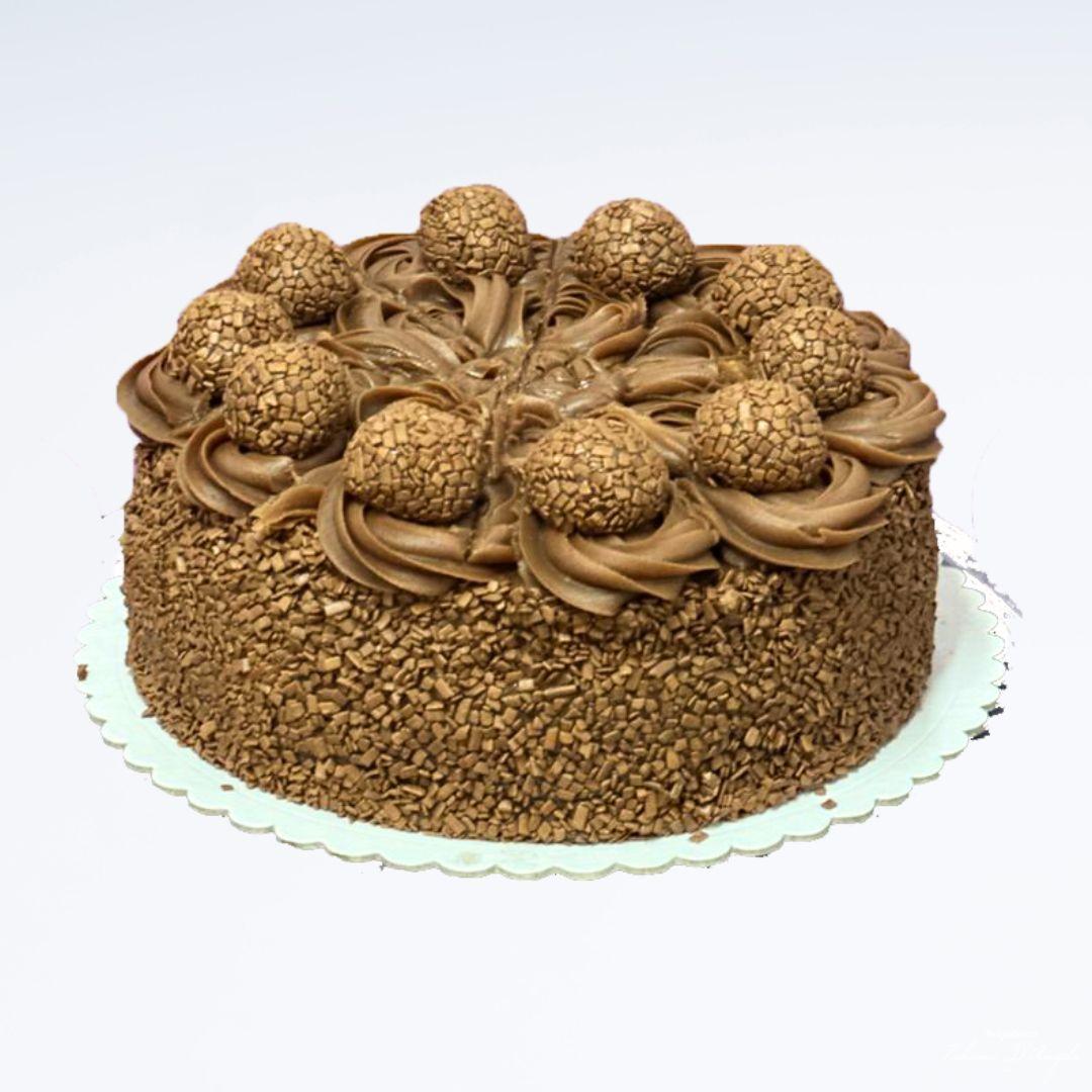 Bolo de Brigadeiro Com Massa Branca e 10 Brigadeiros